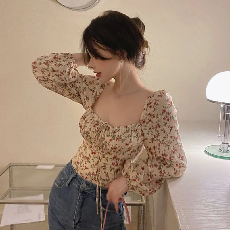 Vrouwelijke Bloes met Bloemenprint Retro Stijl