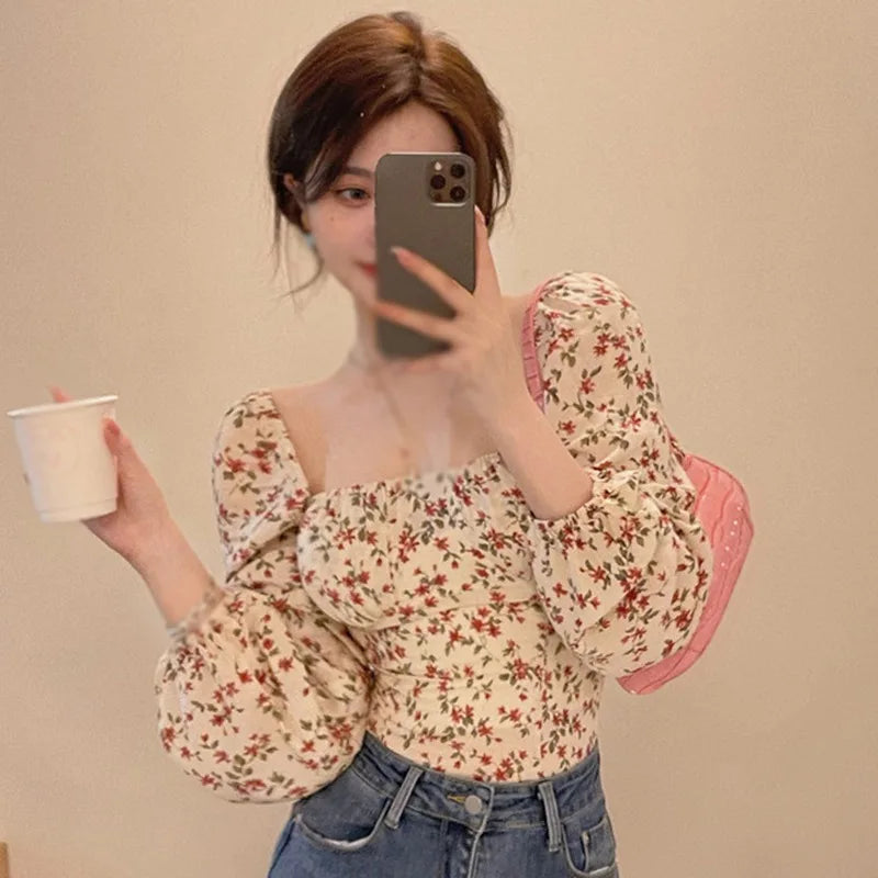 Vrouwelijke Bloes met Bloemenprint Retro Stijl