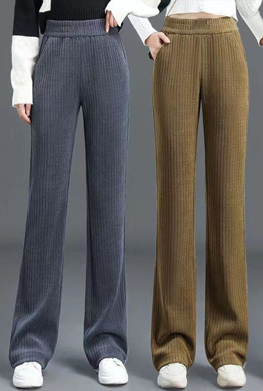 wee losse taillebroeken van Darenzo, een in grijs en de ander in olijfgroen, beide met een rechte pasvorm en subtiele ribstructuur. Deze comfortabele broeken bieden een casual en modieuze uitstraling, perfect voor dagelijks gebruik in verschillende kleuren.
