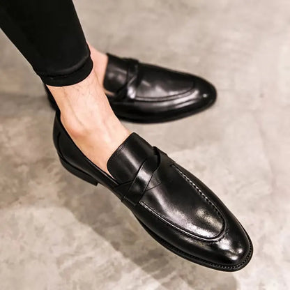 Stijlvolle zwarte leren herenschoenen met een slip-on ontwerp, perfect voor een elegante en comfortabele look