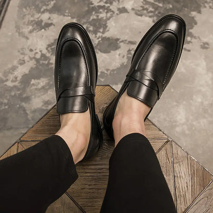 Stijlvolle leren zwarte loafers voor heren, met een klassieke design en een comfortabele pasvorm, perfect voor formele en casual gelegenheden. Het elegante ontwerp maakt deze schoenen tot een must-have voor een verfijnde uitstraling.