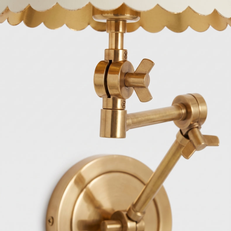 Wandlamp met Scalloped Shade – Modern Rustieke Verlichting voor Slaapkamer en Woonruimtes