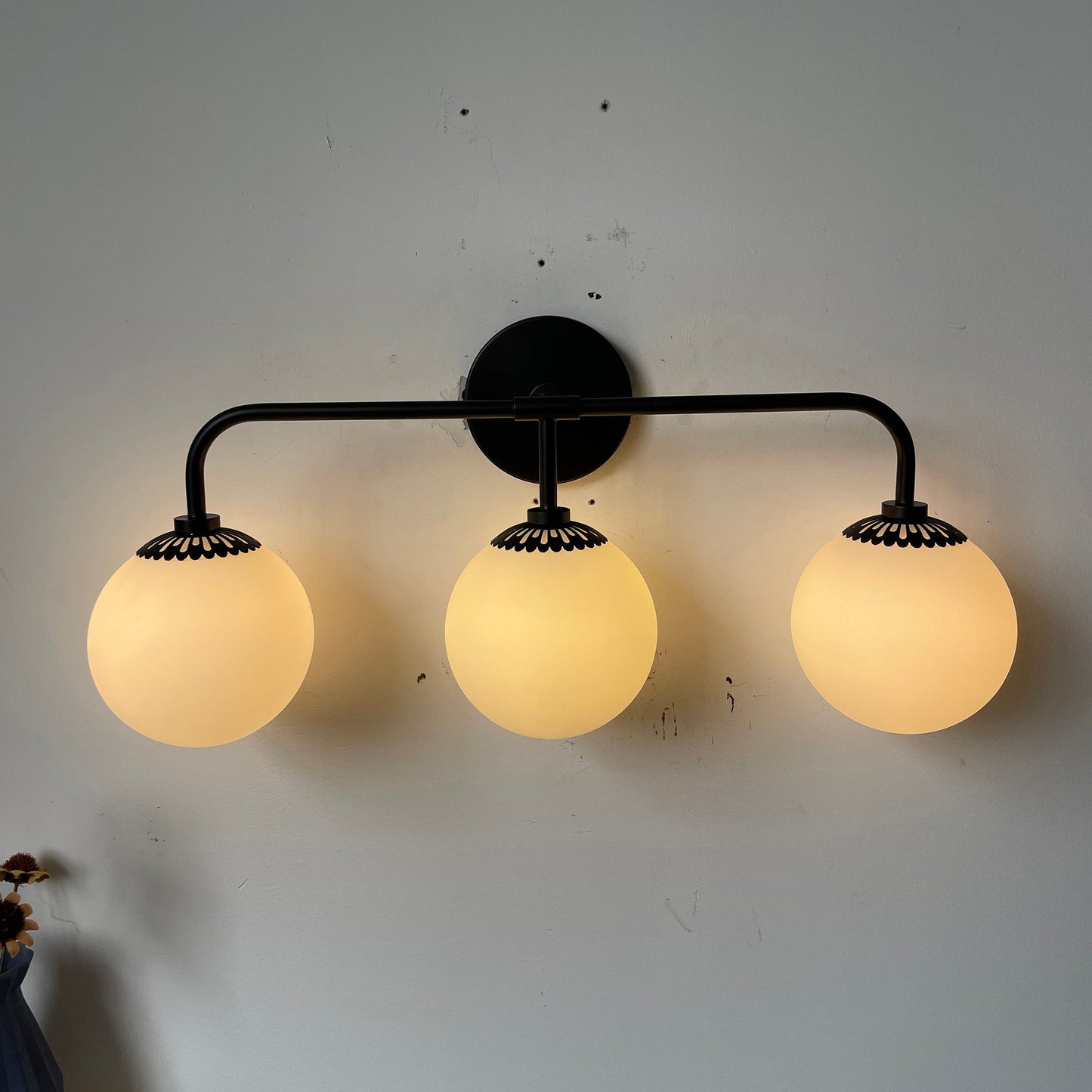 Art Deco Wandlamp met Bloemkap en Glazen Bol – Design Wandverlichting in Messing, Zwart of Nikkel voor Woonkamer en Badkamer