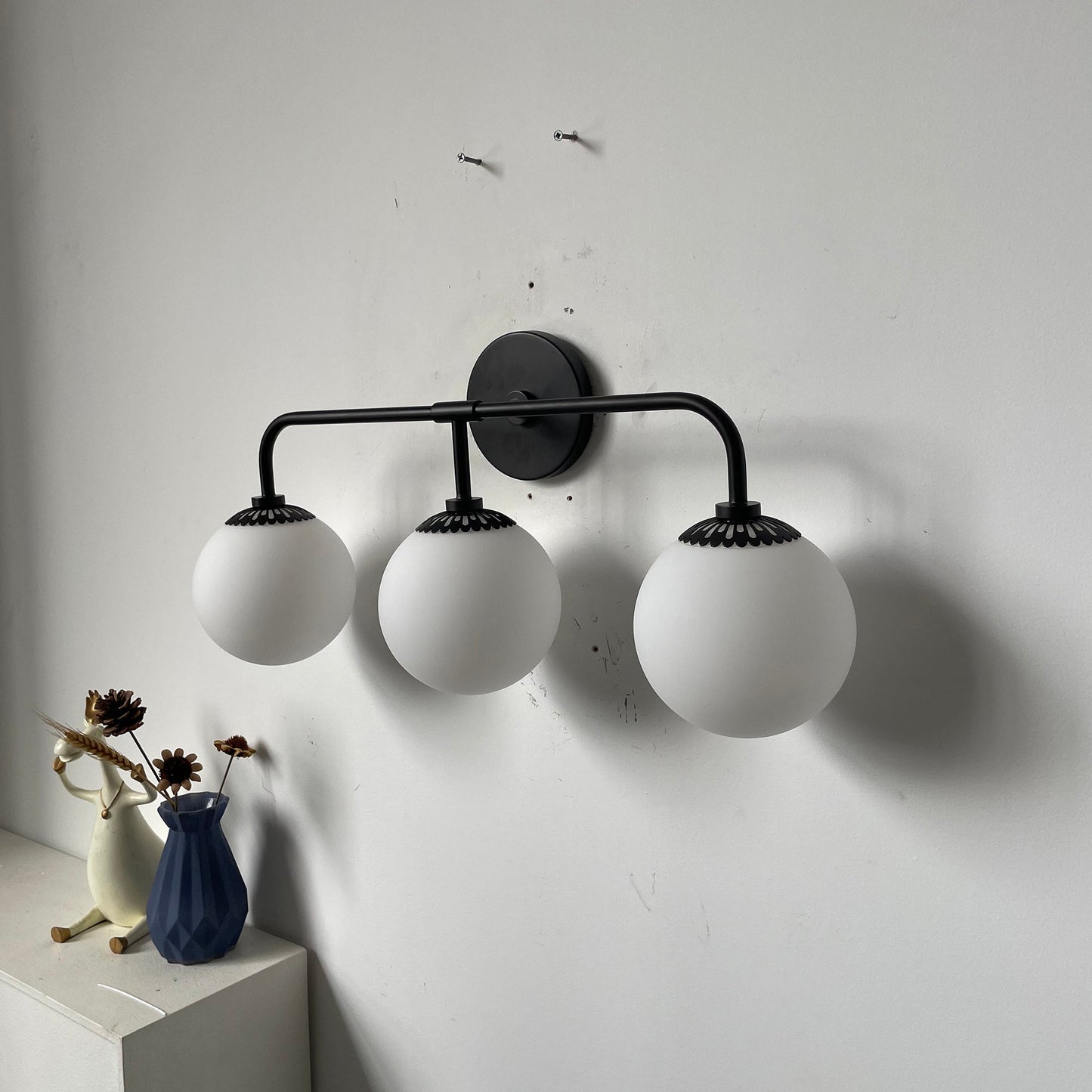 Art Deco Wandlamp met Bloemkap en Glazen Bol – Design Wandverlichting in Messing, Zwart of Nikkel voor Woonkamer en Badkamer