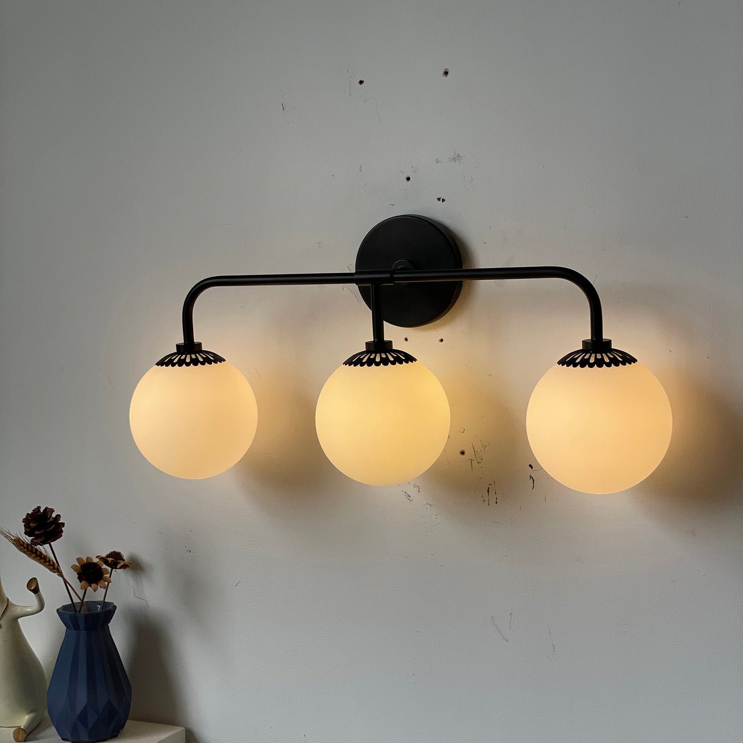Art Deco Wandlamp met Bloemkap en Glazen Bol – Design Wandverlichting in Messing, Zwart of Nikkel voor Woonkamer en Badkamer