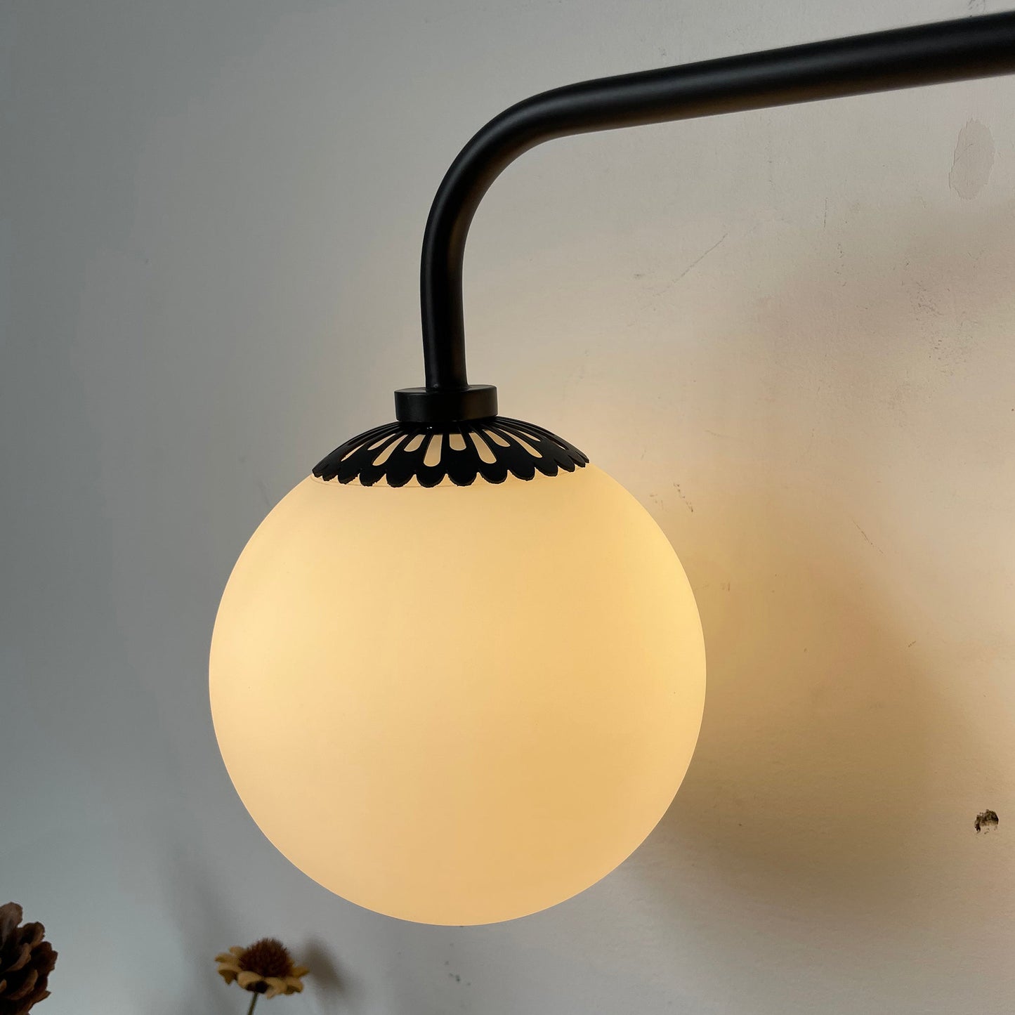 Art Deco Wandlamp met Bloemkap en Glazen Bol – Design Wandverlichting in Messing, Zwart of Nikkel voor Woonkamer en Badkamer