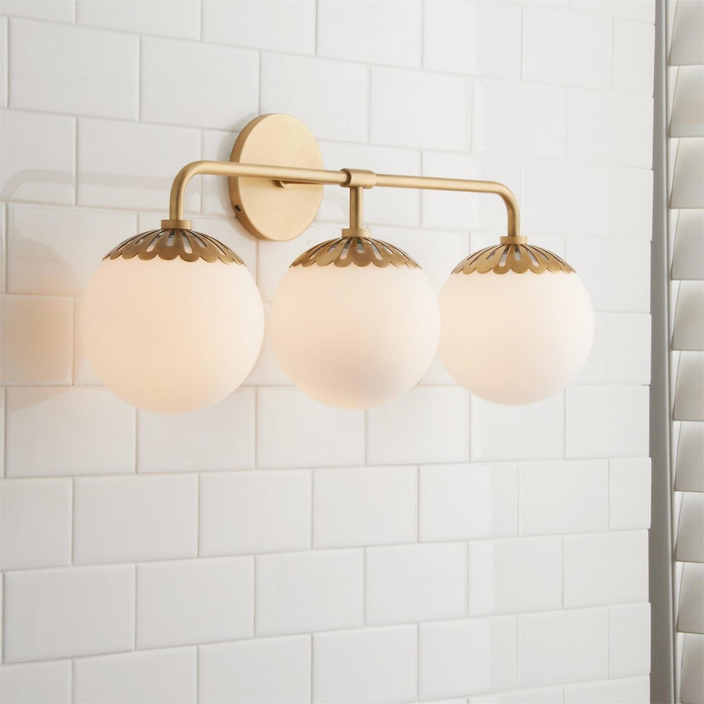 Art Deco Wandlamp met Bloemkap en Glazen Bol – Design Wandverlichting in Messing, Zwart of Nikkel voor Woonkamer en Badkamer