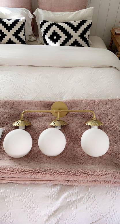 Art Deco Wandlamp met Bloemkap en Glazen Bol – Design Wandverlichting in Messing, Zwart of Nikkel voor Woonkamer en Badkamer