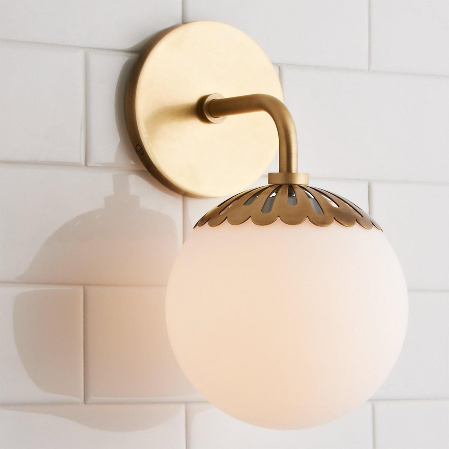 Art Deco Wandlamp met Bloemkap en Glazen Bol – Design Wandverlichting in Messing, Zwart of Nikkel voor Woonkamer en Badkamer