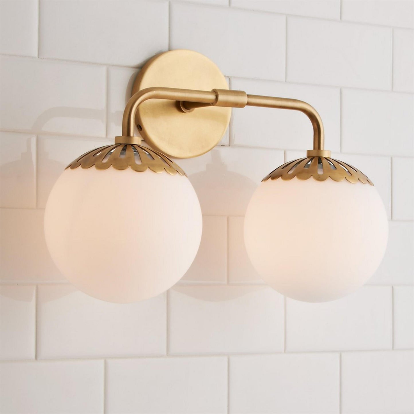 Art Deco Wandlamp met Bloemkap en Glazen Bol – Design Wandverlichting in Messing, Zwart of Nikkel voor Woonkamer en Badkamer