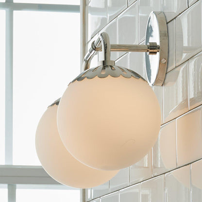 Art Deco Wandlamp met Bloemkap en Glazen Bol – Design Wandverlichting in Messing, Zwart of Nikkel voor Woonkamer en Badkamer