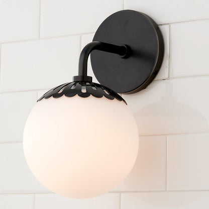 Art Deco Wandlamp met Bloemkap en Glazen Bol – Design Wandverlichting in Messing, Zwart of Nikkel voor Woonkamer en Badkamer