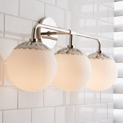 Art Deco Wandlamp met Bloemkap en Glazen Bol – Design Wandverlichting in Messing, Zwart of Nikkel voor Woonkamer en Badkamer
