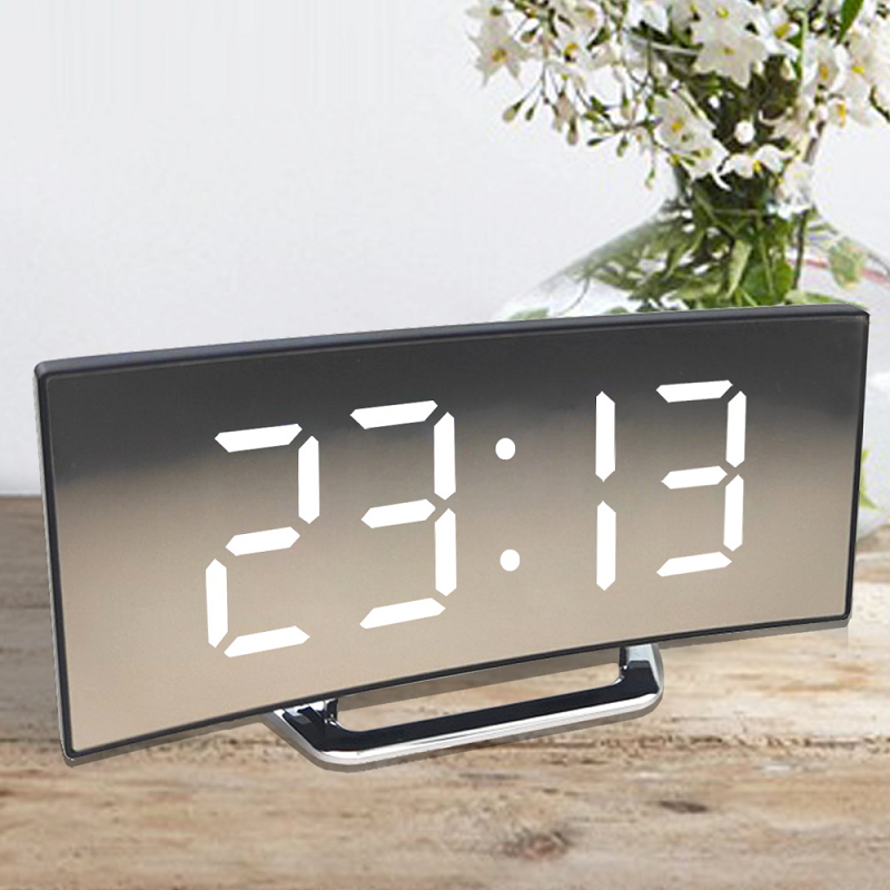 Digitale LED Spiegelwekker met Gebogen Display en Automatische Dimfunctie | CurveClock | Moderne Wekker met Dag- en Nachtmodus voor Slaapkamer en Kantoor