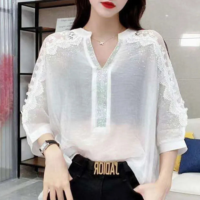 Vrouwelijke Kant Blouse met Glanzende Diamantjes