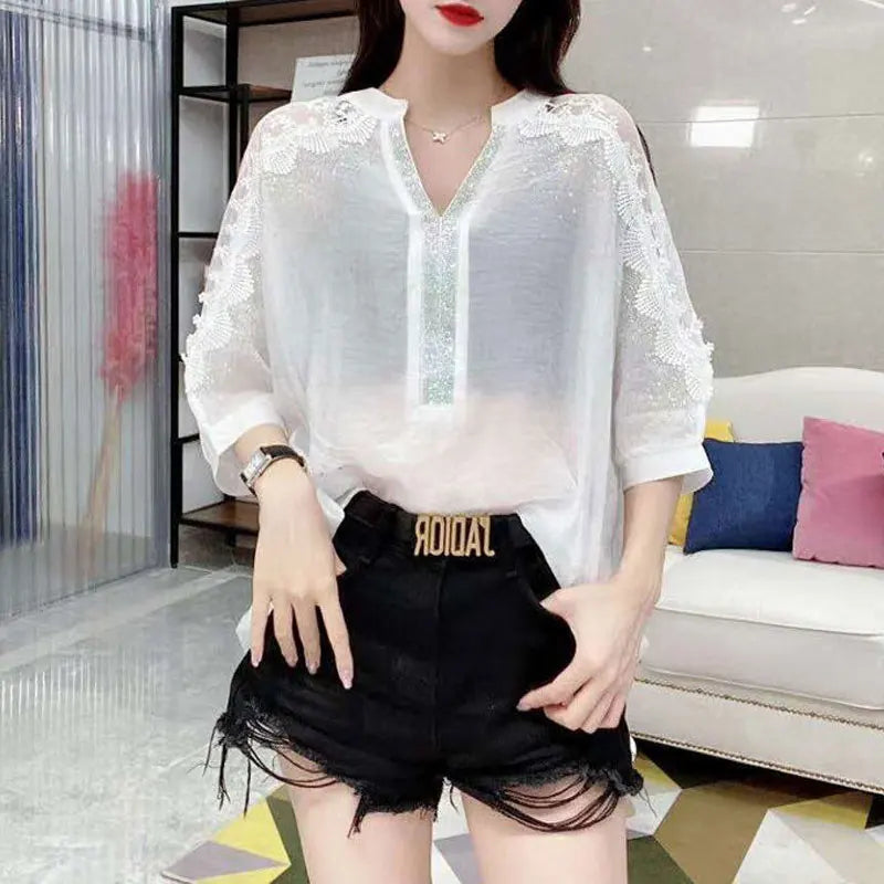 Vrouwelijke Kant Blouse met Glanzende Diamantjes