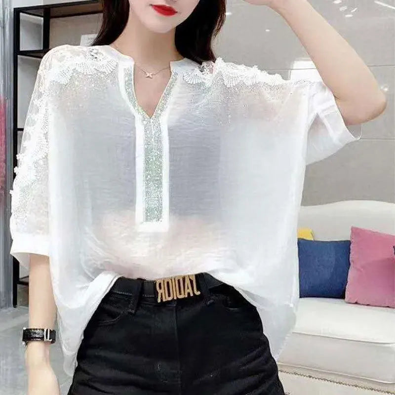 Vrouwelijke Kant Blouse met Glanzende Diamantjes