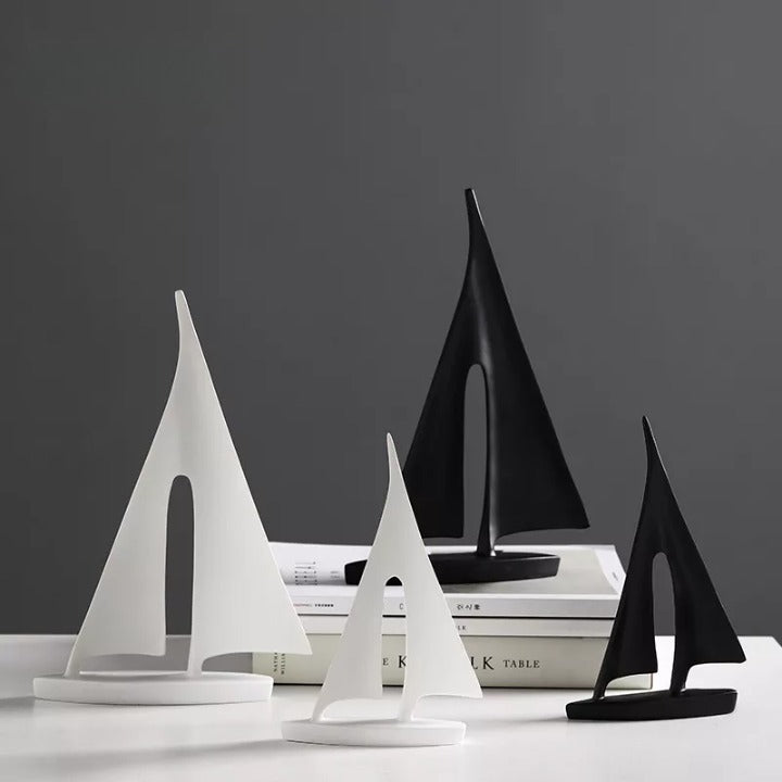 Minimalistische Zeilboot Sculptuur – Verfijnde Maritieme Decoratie voor Moderne Interieurs