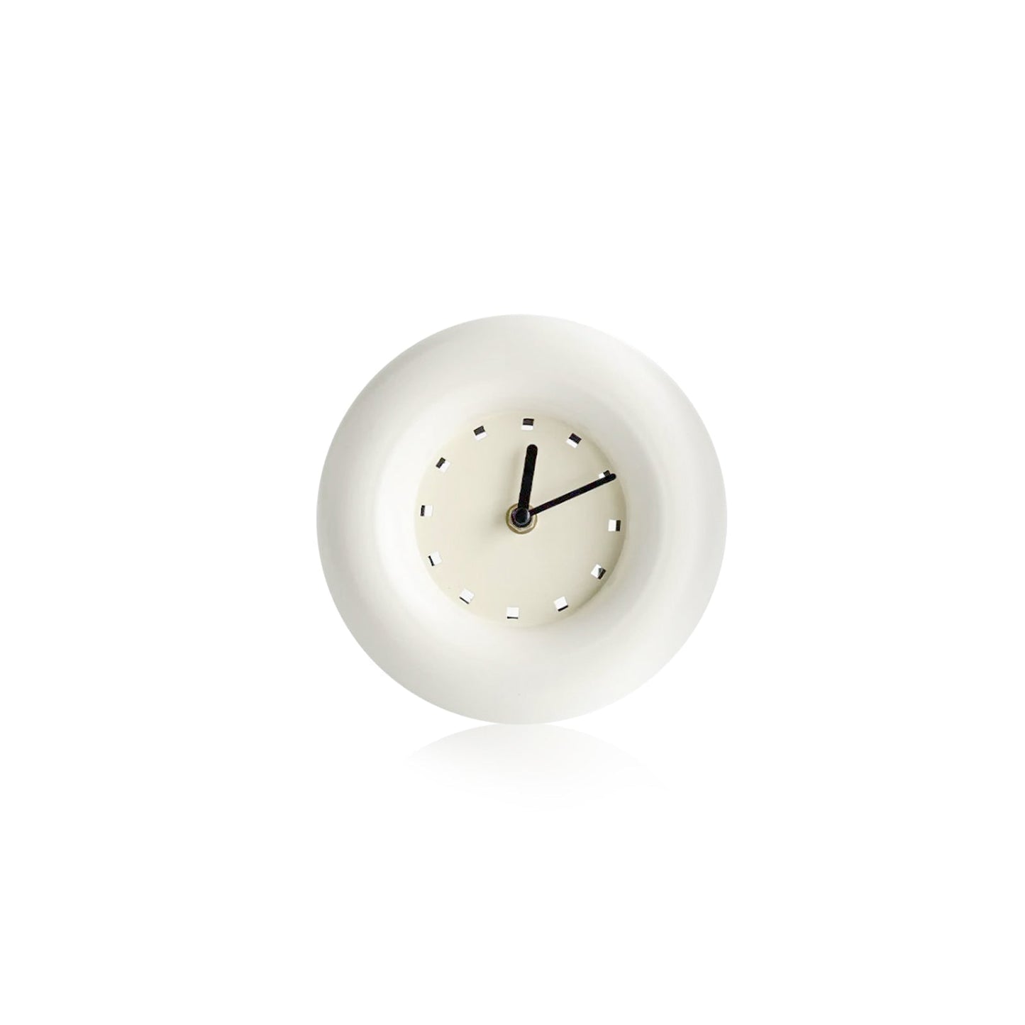 Elekta alarmklok met een strak, minimalistisch ontwerp. De klok heeft een witte, ronde behuizing met een eenvoudige wijzerplaat en zwarte wijzers. Het moderne en tijdloze design maakt de klok een stijlvolle toevoeging aan elk interieur.