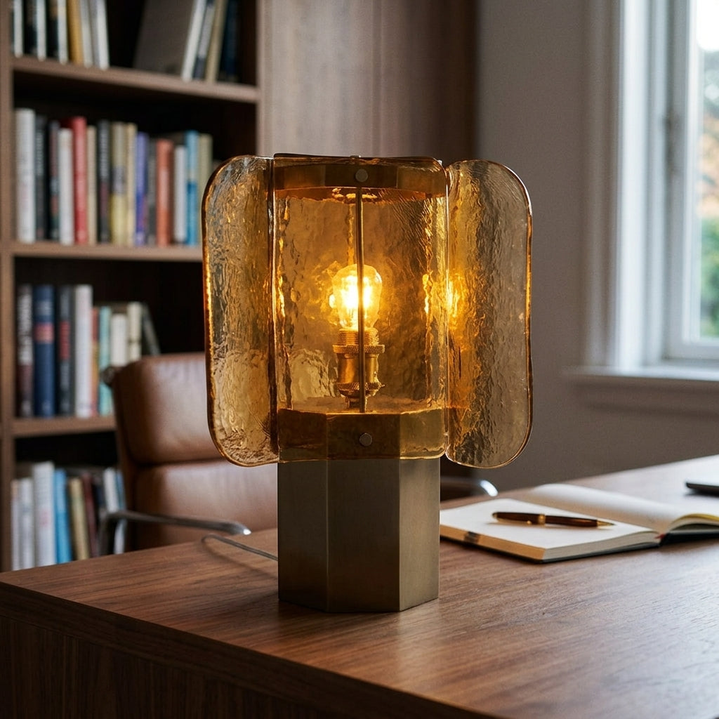Glazen Tafellamp met Amberkleurige Panelen en Koperaccent — Warme Sfeerverlichting