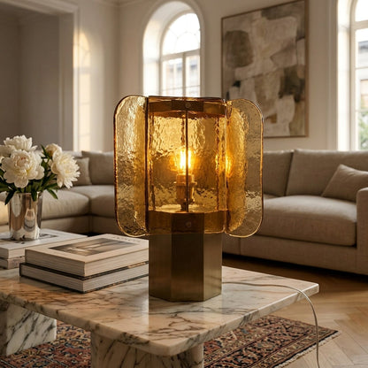 Glazen Tafellamp met Amberkleurige Panelen en Koperaccent — Warme Sfeerverlichting