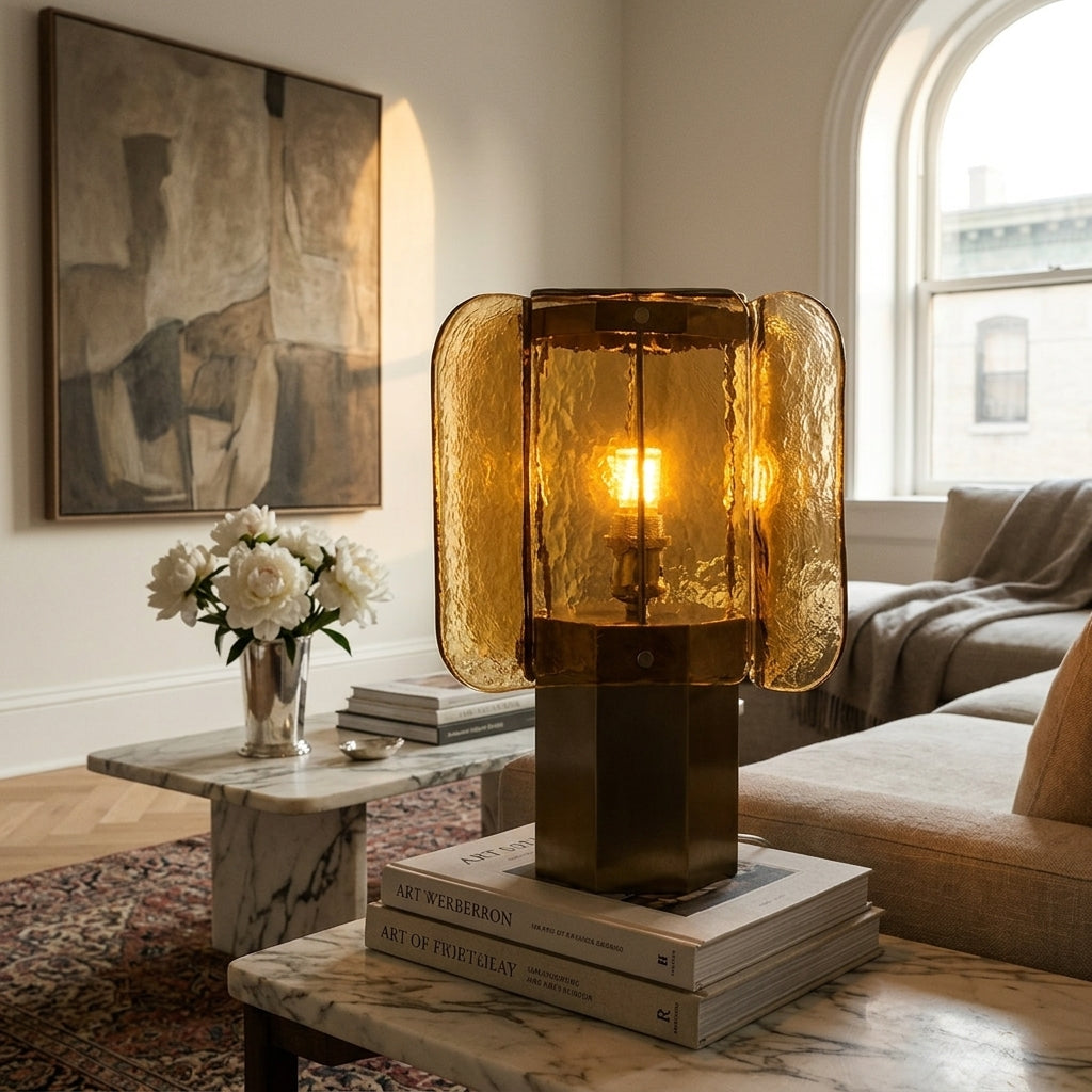 Glazen Tafellamp met Amberkleurige Panelen en Koperaccent — Warme Sfeerverlichting