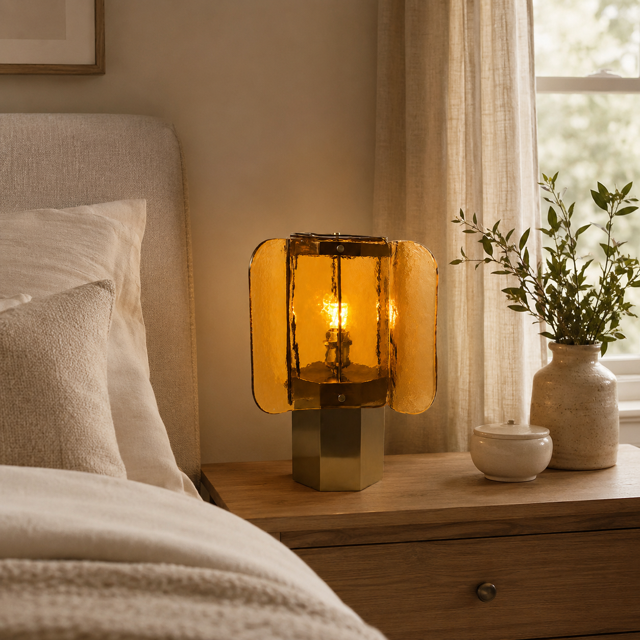 Glazen Tafellamp met Amberkleurige Panelen en Koperaccent — Warme Sfeerverlichting