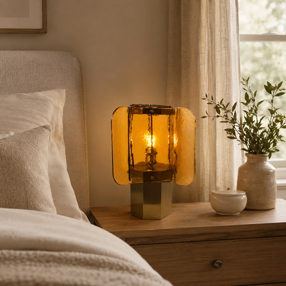 Glazen Tafellamp met Amberkleurige Panelen en Koperaccent — Warme Sfeerverlichting