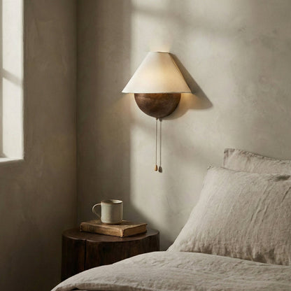 Wandlamp Half-Sphere met Stoffen Kap – Messing Trekschakelaar & Handbewerkt Ijzer voor Slaapkamer en Leeshoek