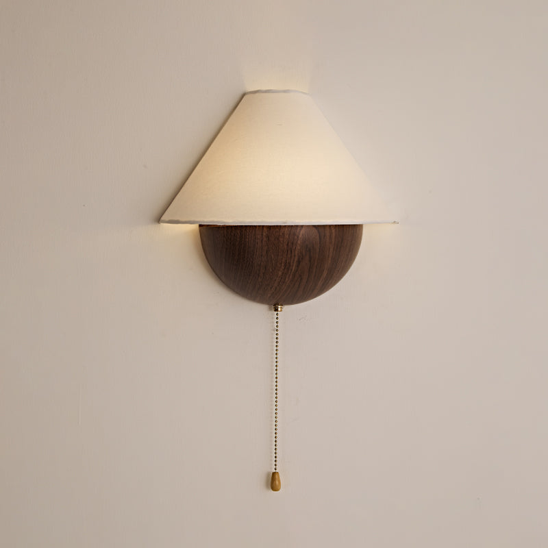 Wandlamp Half-Sphere met Stoffen Kap – Messing Trekschakelaar & Handbewerkt Ijzer voor Slaapkamer en Leeshoek