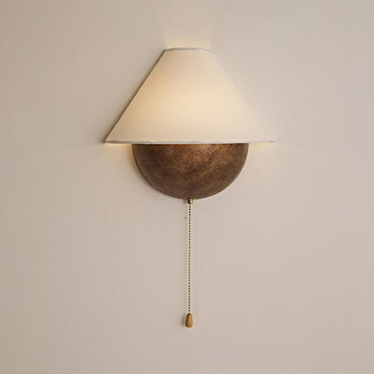 Wandlamp Half-Sphere met Stoffen Kap – Messing Trekschakelaar & Handbewerkt Ijzer voor Slaapkamer en Leeshoek
