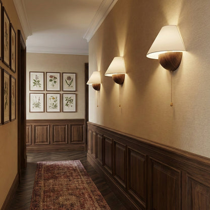 Wandlamp Half-Sphere met Stoffen Kap – Messing Trekschakelaar & Handbewerkt Ijzer voor Slaapkamer en Leeshoek