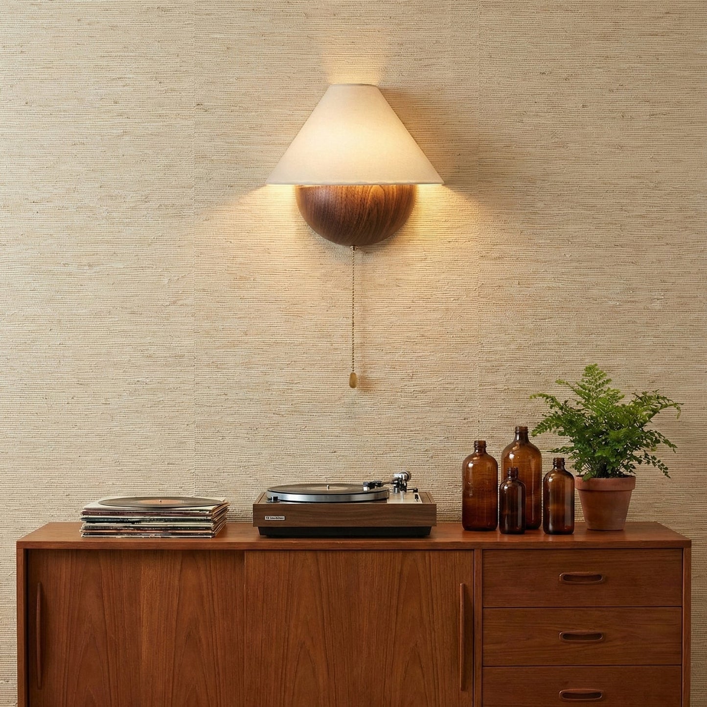 Wandlamp Half-Sphere met Stoffen Kap – Messing Trekschakelaar & Handbewerkt Ijzer voor Slaapkamer en Leeshoek