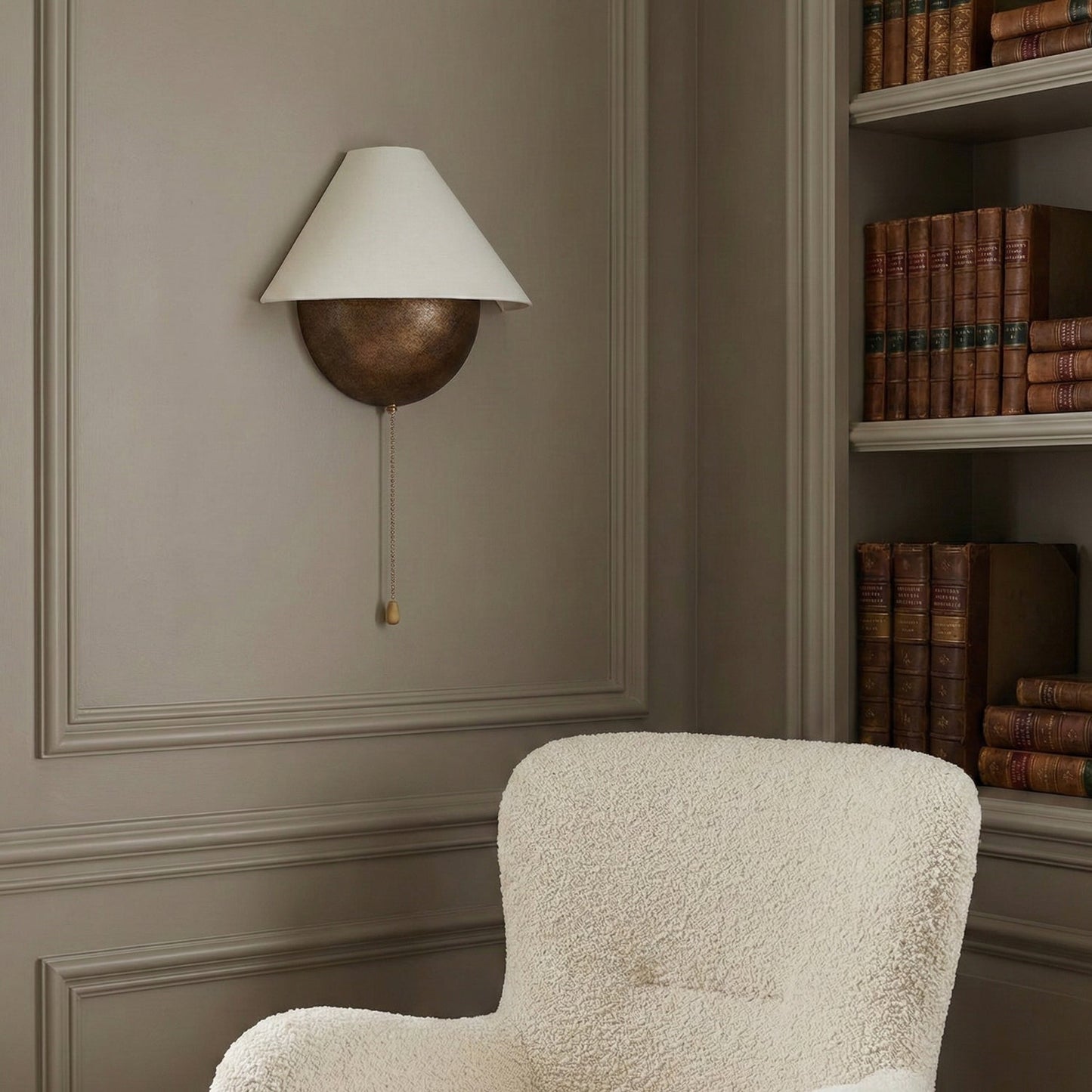 Wandlamp Half-Sphere met Stoffen Kap – Messing Trekschakelaar & Handbewerkt Ijzer voor Slaapkamer en Leeshoek