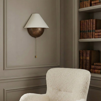 Wandlamp Half-Sphere met Stoffen Kap – Messing Trekschakelaar & Handbewerkt Ijzer voor Slaapkamer en Leeshoek