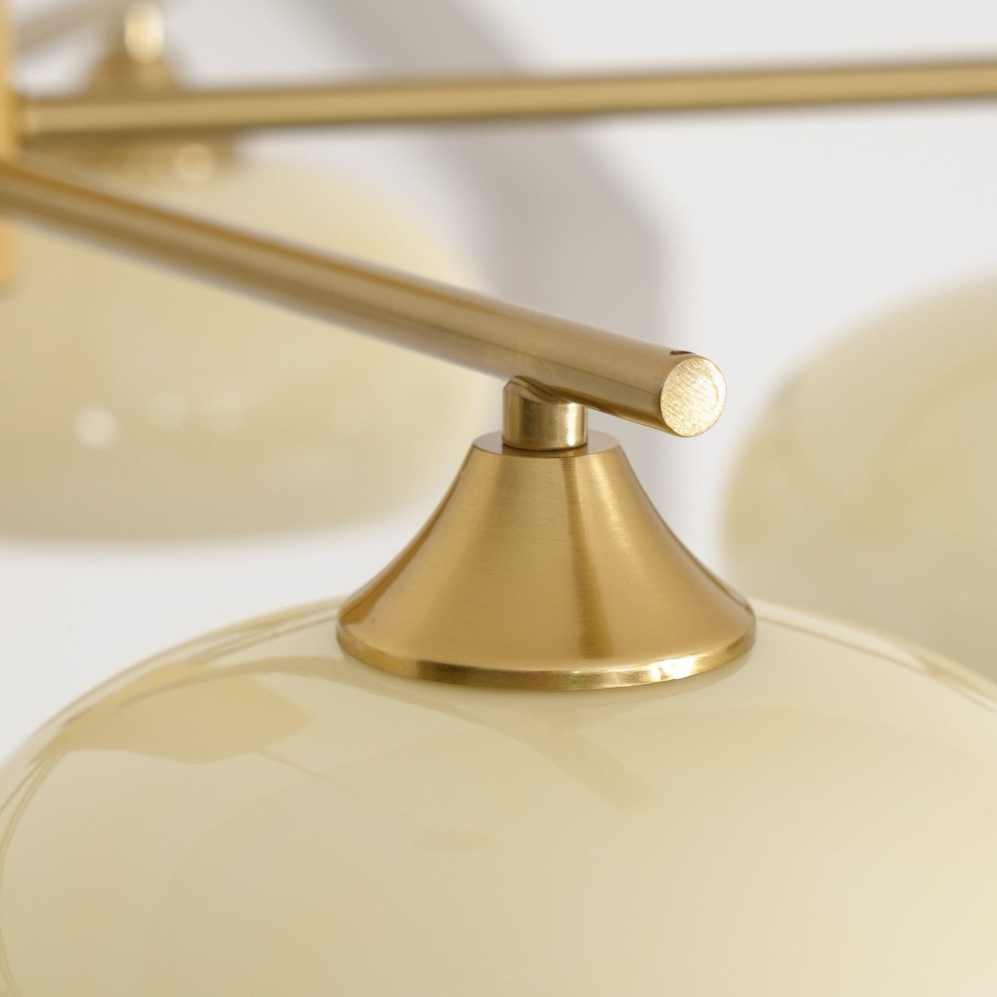 Ovale Design Kroonluchter Met Glazen Kappen En Messing Details Voor Woonkamer En Eetkamer