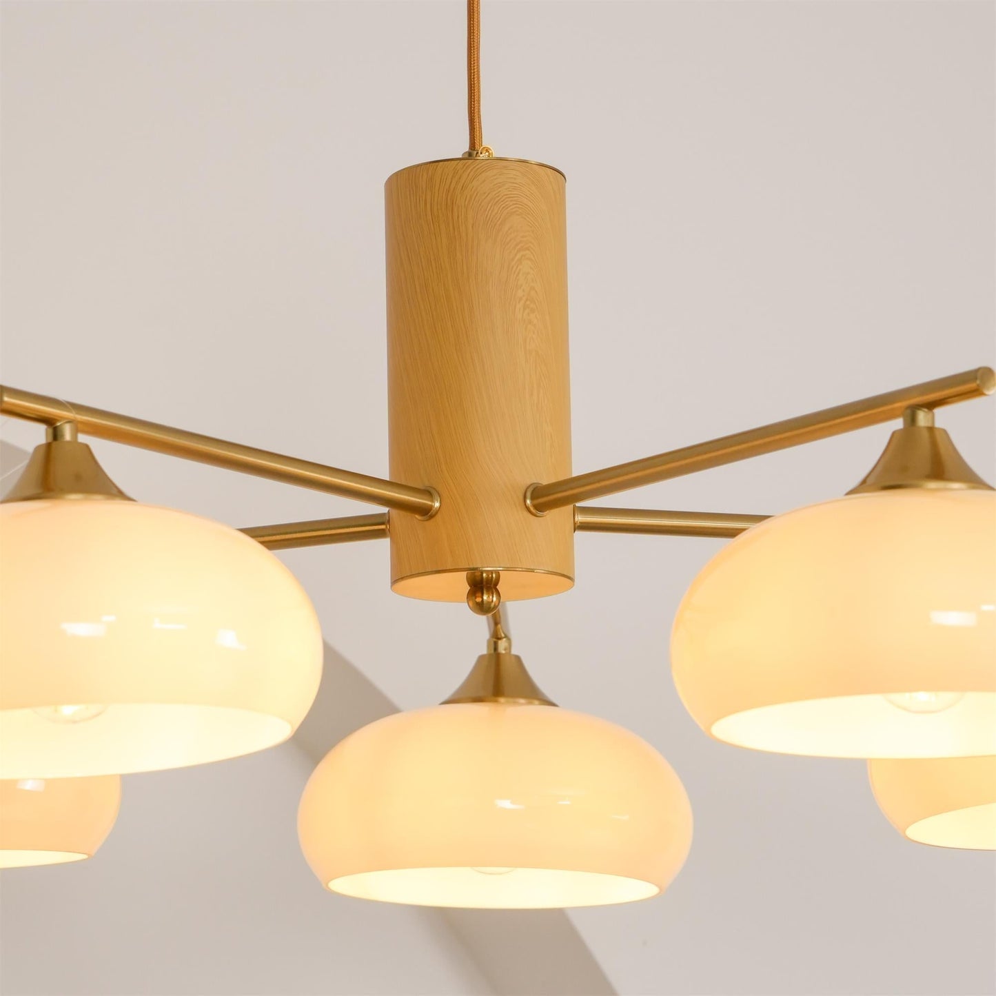 Ovale Design Kroonluchter Met Glazen Kappen En Messing Details Voor Woonkamer En Eetkamer