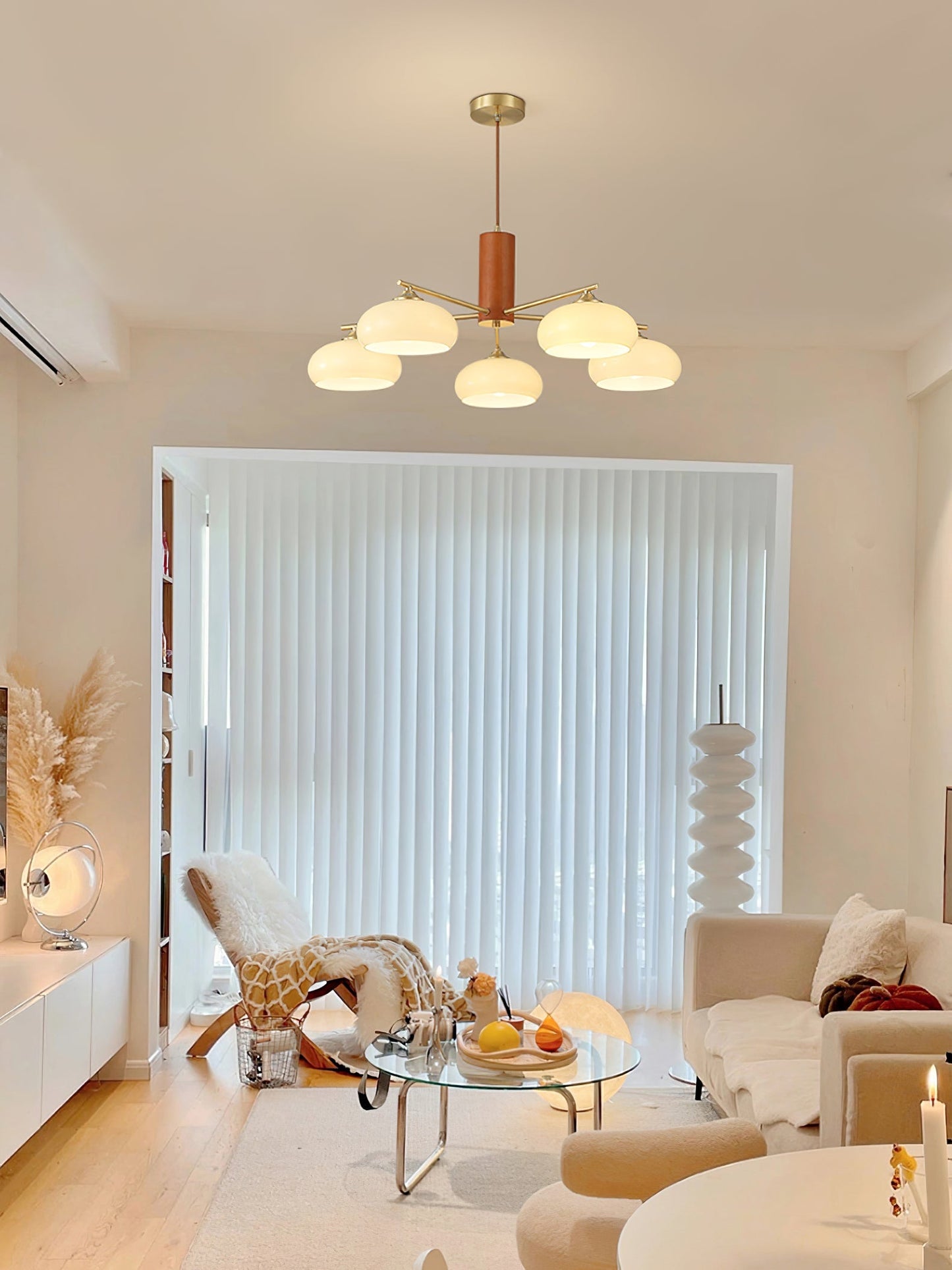 Ovale Design Kroonluchter Met Glazen Kappen En Messing Details Voor Woonkamer En Eetkamer