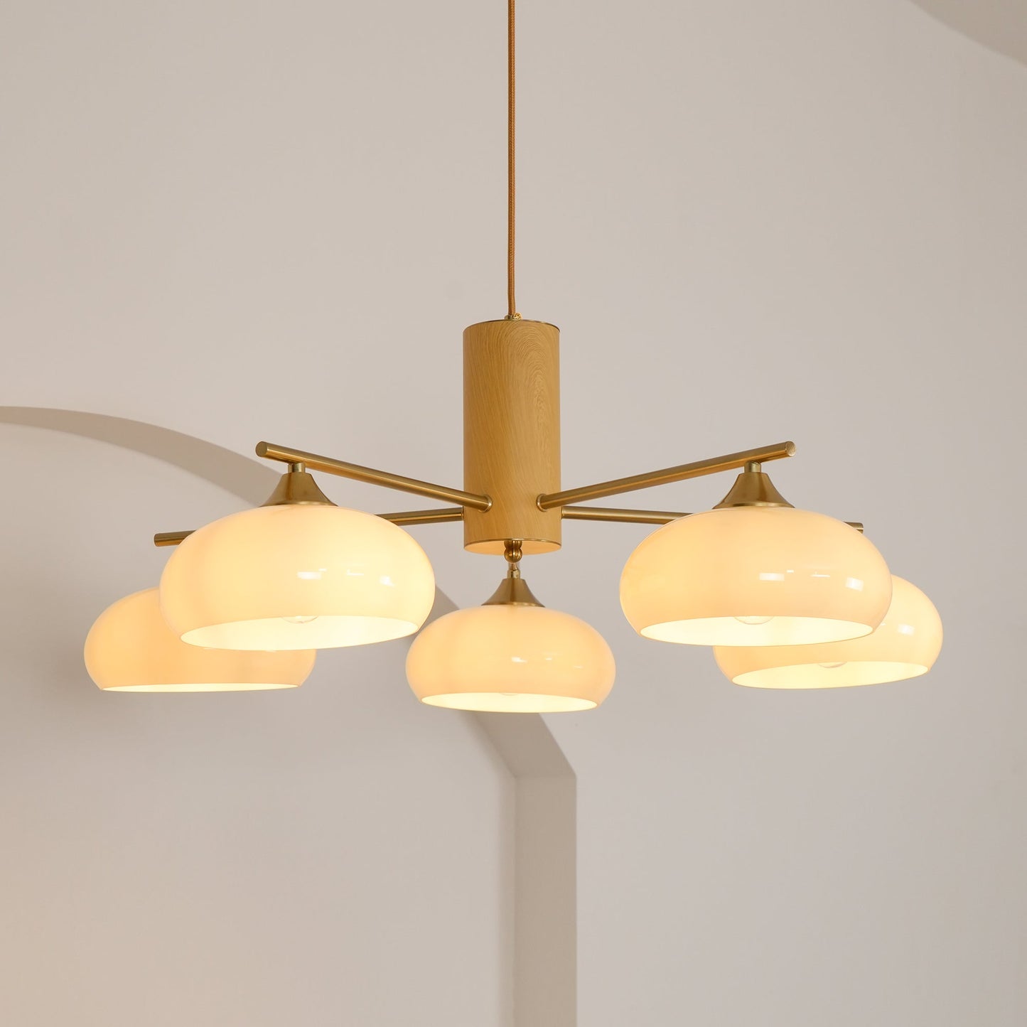 Ovale Design Kroonluchter Met Glazen Kappen En Messing Details Voor Woonkamer En Eetkamer