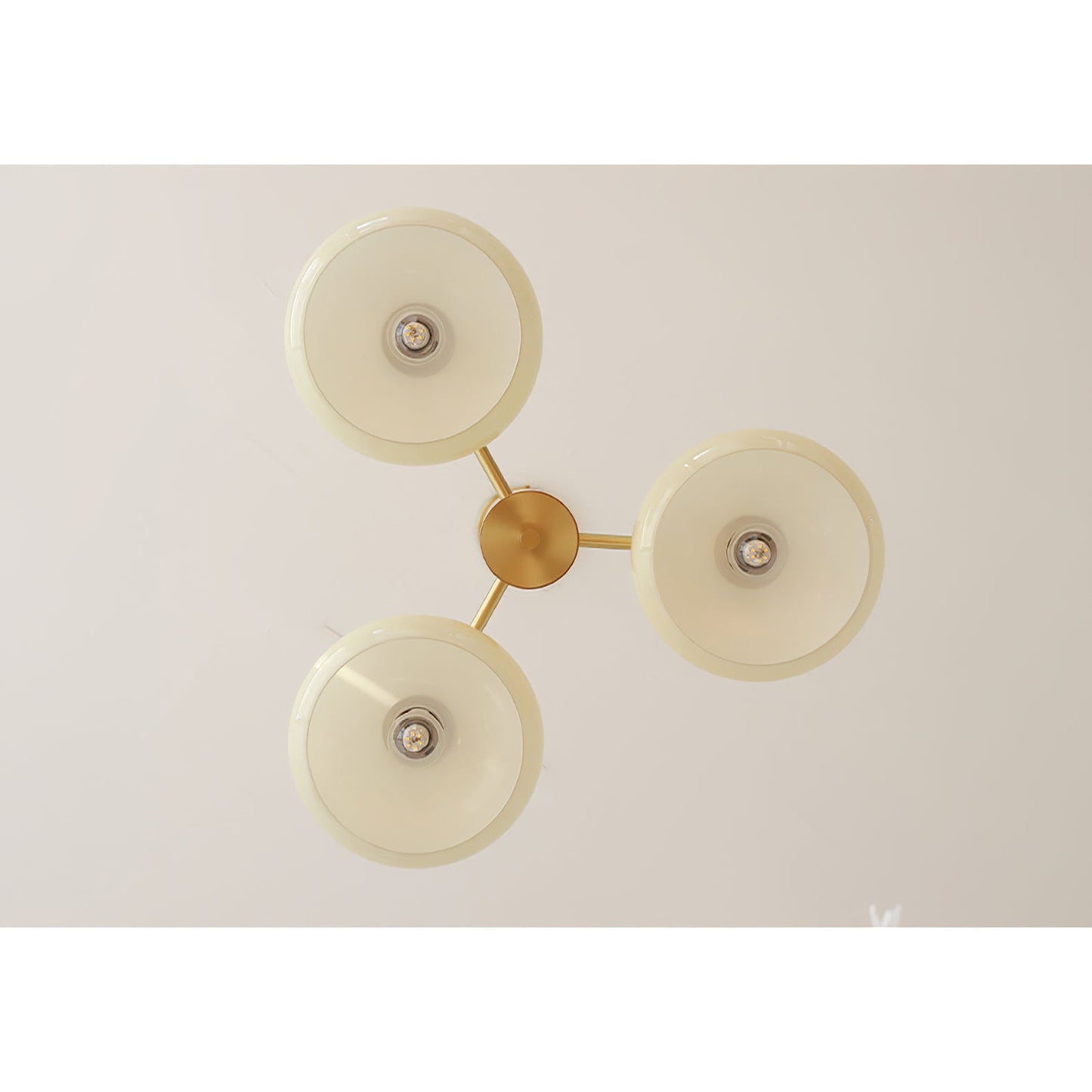 Ovale Design Kroonluchter Met Glazen Kappen En Messing Details Voor Woonkamer En Eetkamer