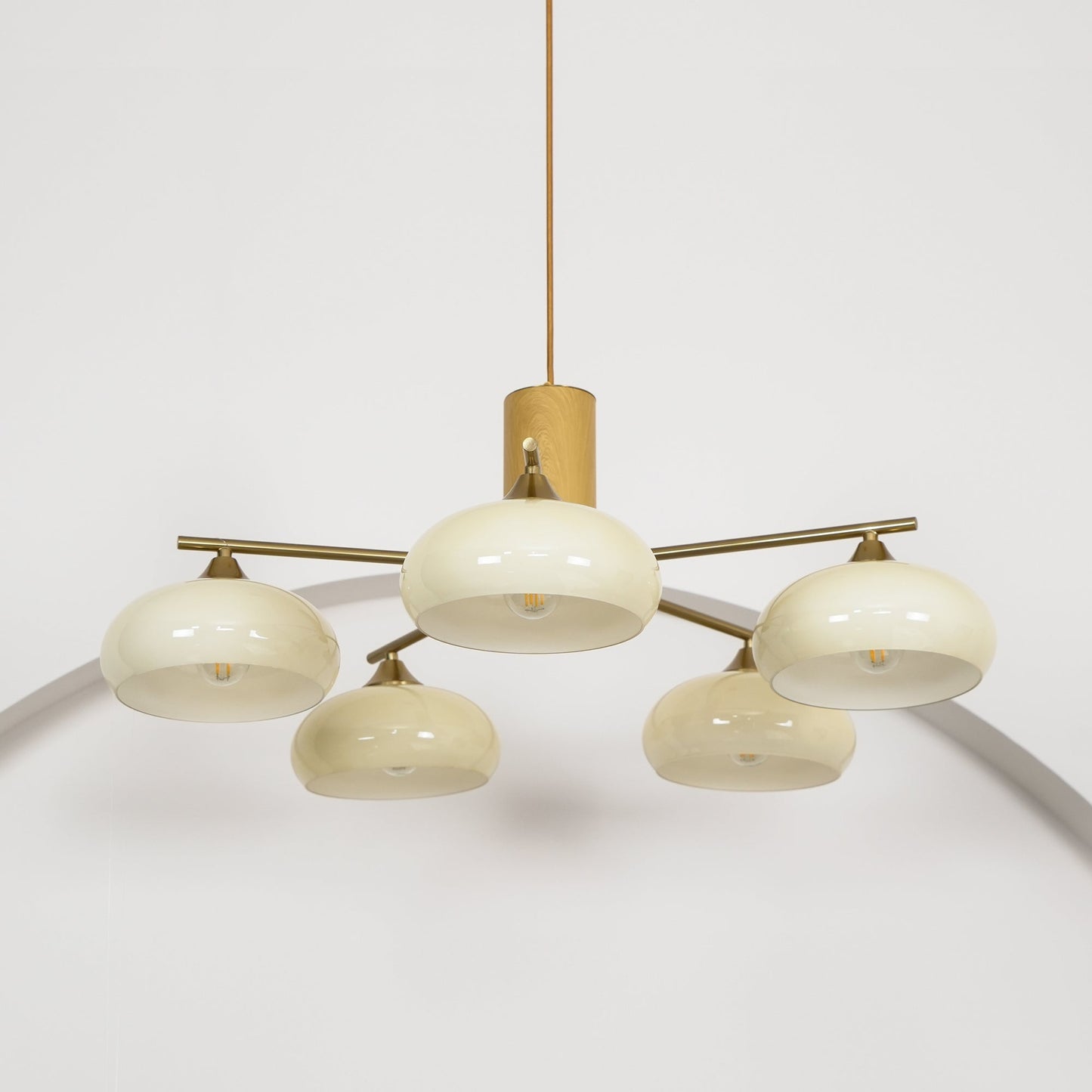 Ovale Design Kroonluchter Met Glazen Kappen En Messing Details Voor Woonkamer En Eetkamer