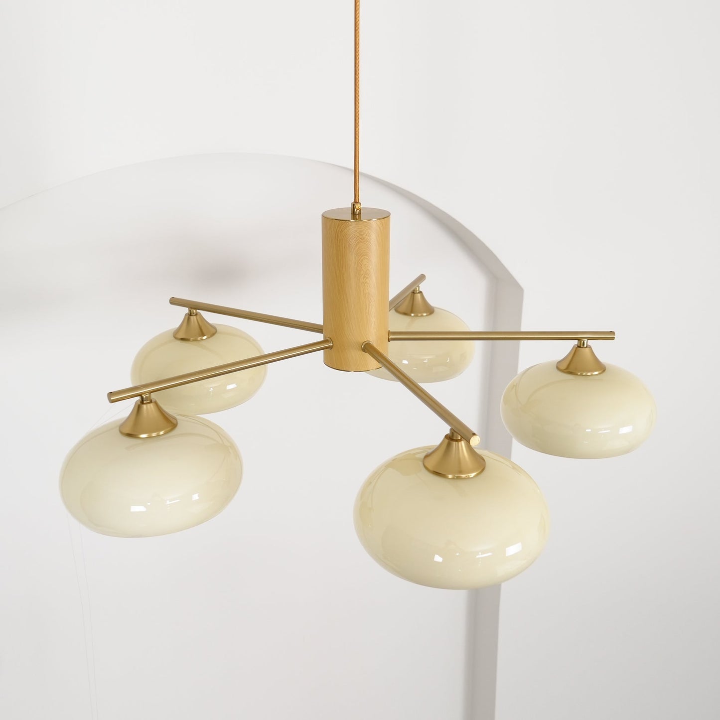 Ovale Design Kroonluchter Met Glazen Kappen En Messing Details Voor Woonkamer En Eetkamer