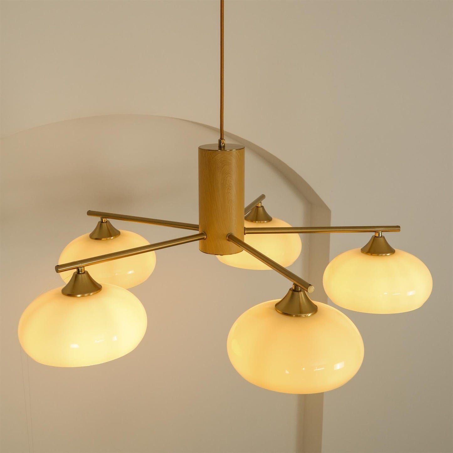 Ovale Design Kroonluchter Met Glazen Kappen En Messing Details Voor Woonkamer En Eetkamer