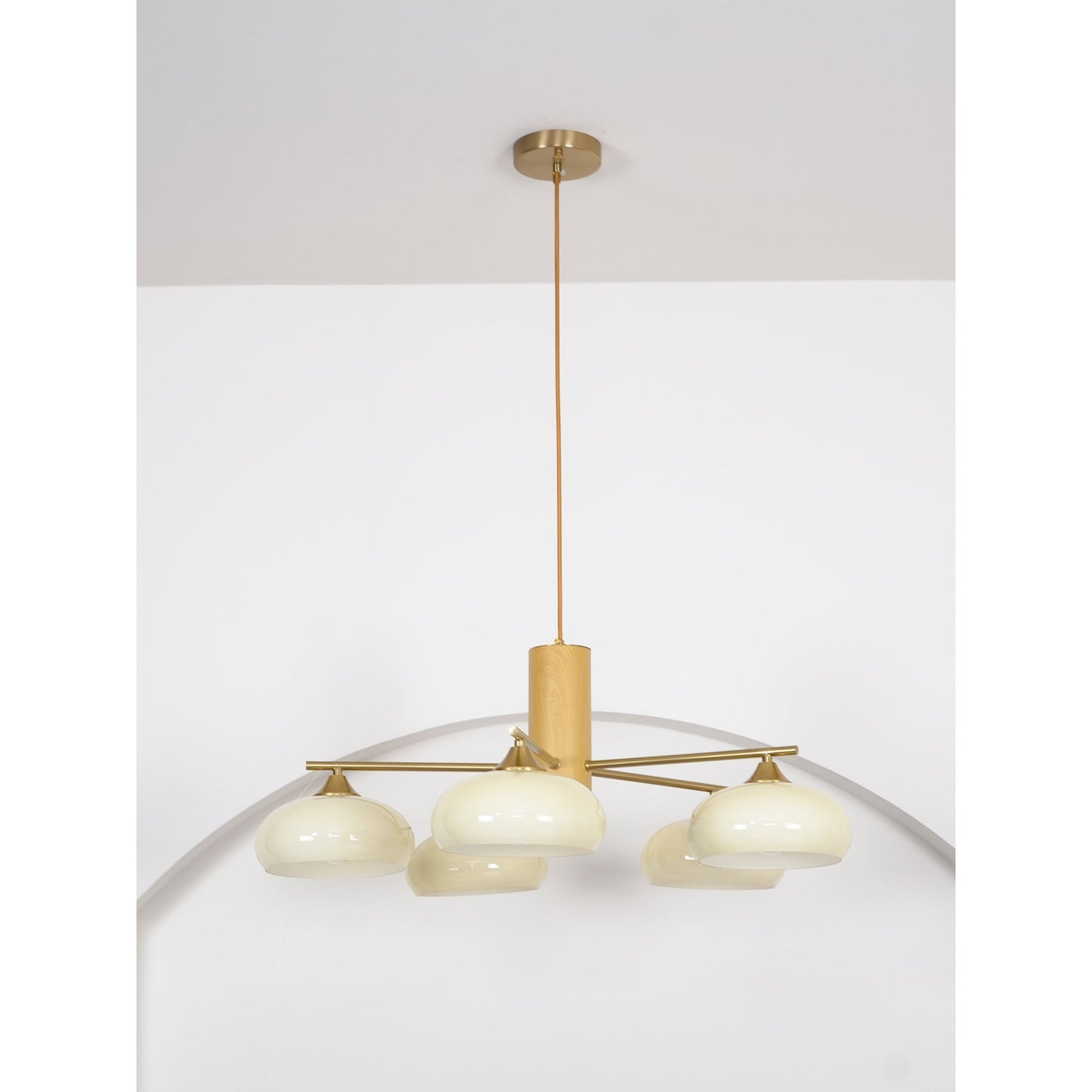 Ovale Design Kroonluchter Met Glazen Kappen En Messing Details Voor Woonkamer En Eetkamer