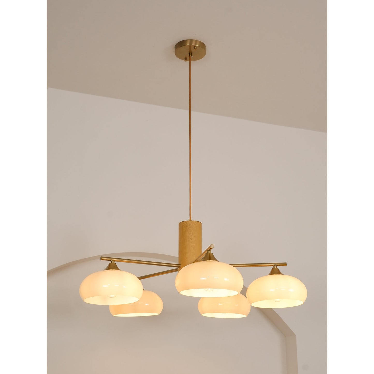 Ovale Design Kroonluchter Met Glazen Kappen En Messing Details Voor Woonkamer En Eetkamer