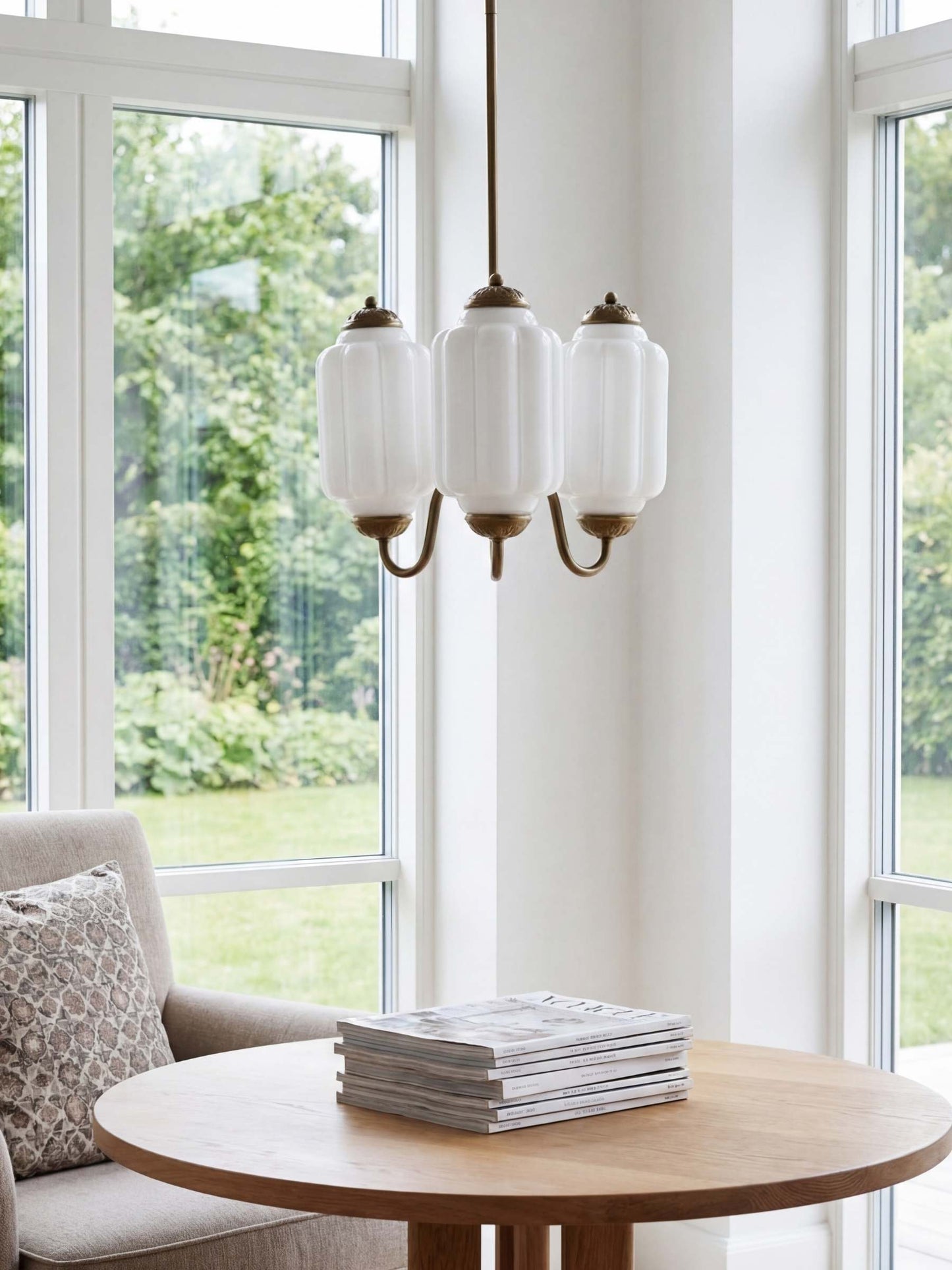 Melkglazen Kroonluchter Vintage Afwerking Tijdloze Elegantie Klassieke Verlichting voor Eetkamer Woonkamer