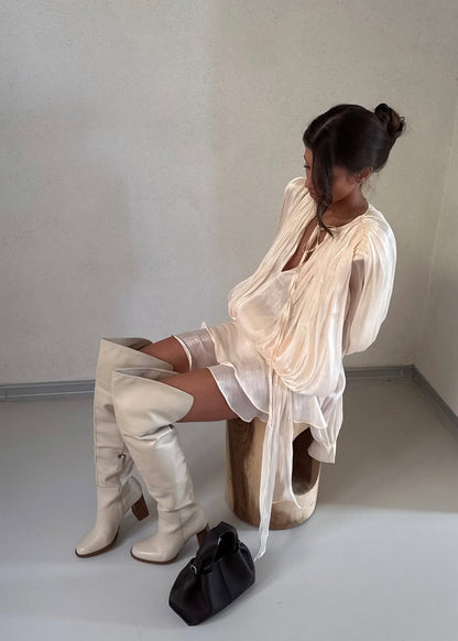Kort Mini Jurk met Plooi en Parelknopen Champagne