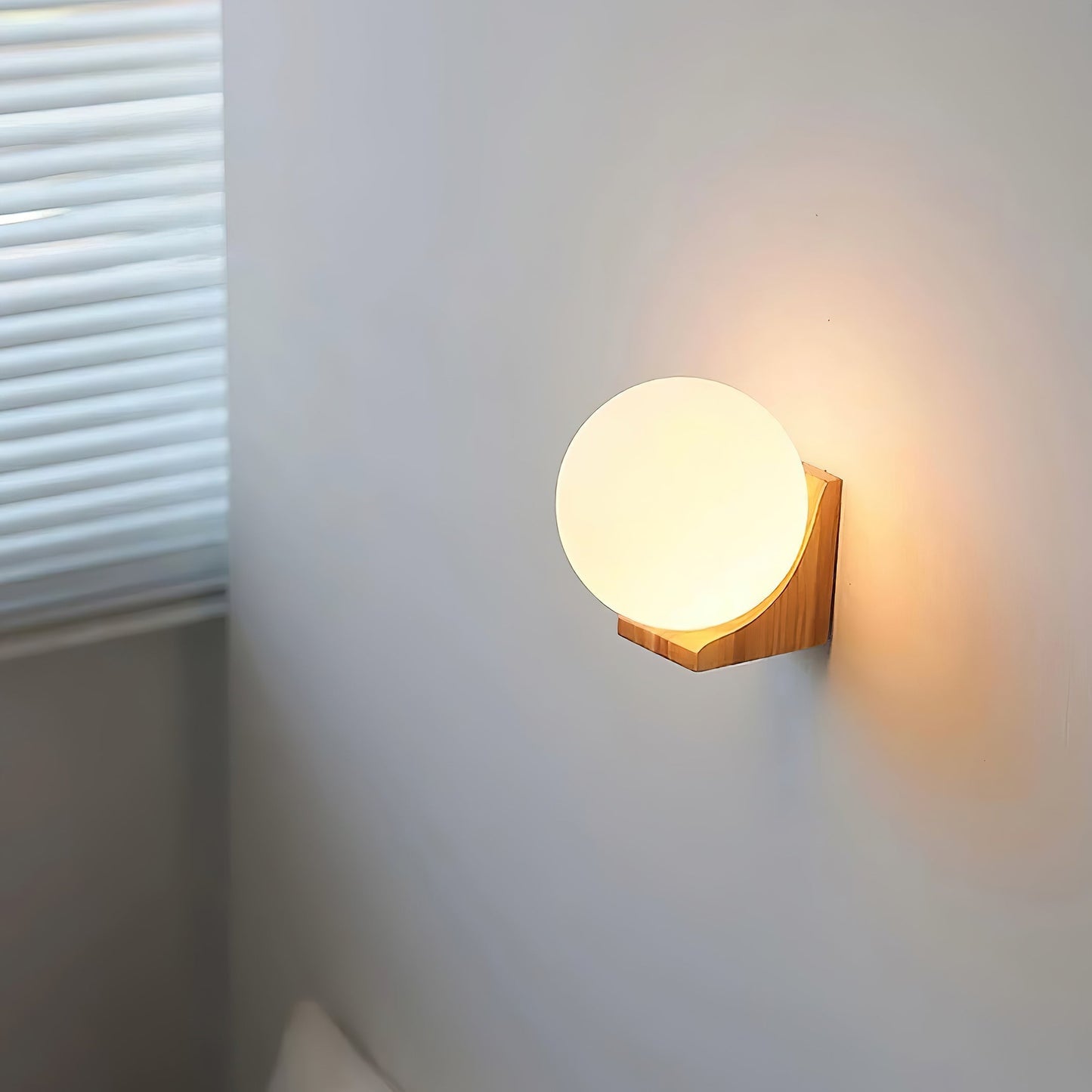 Wandlamp met Glazen Bol en Houten Beugel – Walnoot of Essenhout – Modern Landelijke Stijl