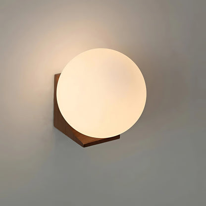 Wandlamp met Glazen Bol en Houten Beugel – Walnoot of Essenhout – Modern Landelijke Stijl