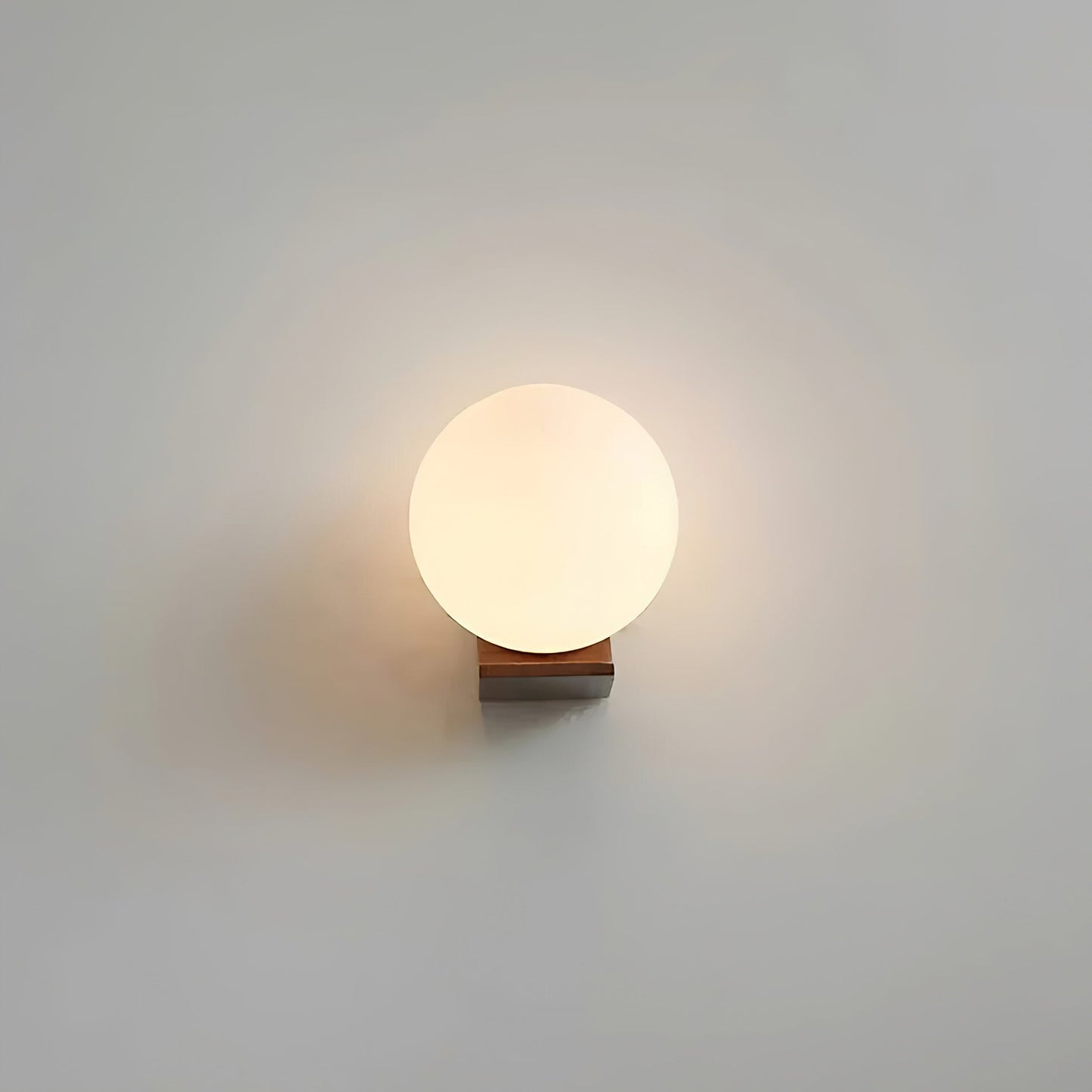 Wandlamp met Glazen Bol en Houten Beugel – Walnoot of Essenhout – Modern Landelijke Stijl